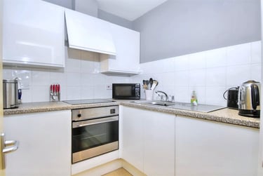 1 bed studio, Central Park Avenue, North Hill, Plymouth, PL46NE - Image 1